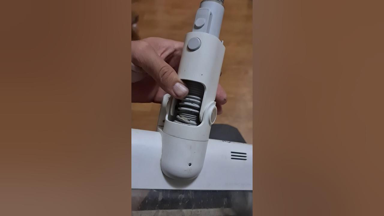 Очистка насадки-валик вертикального пылесоса Xiaomi Dreame XR после уборки. Виде