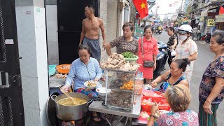 Cận cảnh xếp hàng chờ mua bún măng vịt đông khủng khiếp ở Sài Gòn