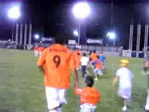 el correcaminos de la uat, saliendo al campo a jugar contra tiburones en la jornada 9, en el estadio marte rodolfo gomez segura