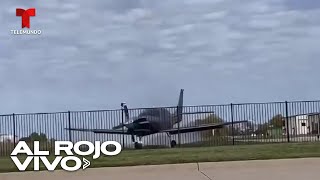 Graban una avioneta que se sale de la pista de aterrizaje y choca contra un auto en Texas