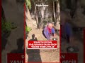 Sokakta uyuyan yaşlı adamla dalga geçip yüzüne t*kme attılar