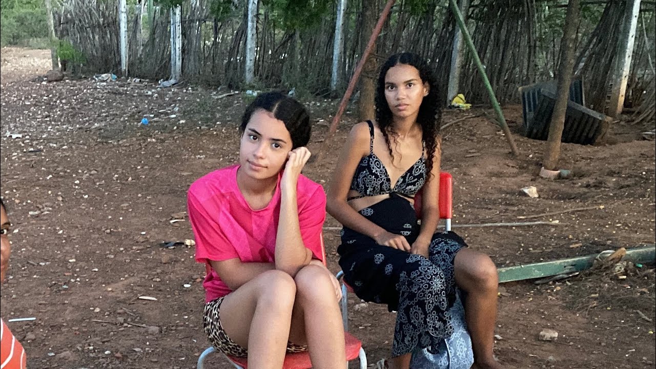 AS MENINAS CHEGANDO DA CAMINHADA NUMA FINALZINHO DO DIA 