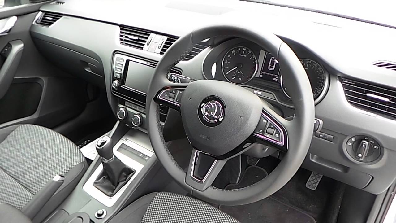 Комплектация актив шкода. Skoda Octavia 2016 1.6. Skoda Octavia Combi Ambition 1.6.