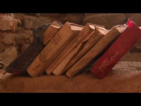 დამწვარ სახლში გადარჩენილ წიგნებს ჩეჩენი ჯარისკაცი კითხულობდა   ექსპონატები აგვისტოს მუზეუმიდან