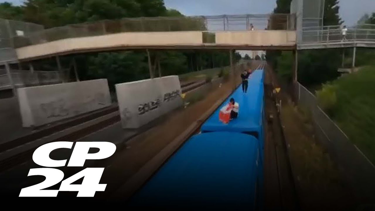 TTC investiga acción de dos hombres "surfeando" en el techo de un tren en movimiento