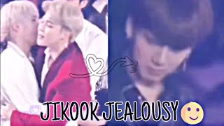 JIKOOK CELOS💜JK SE LEVANTA AL VER SUNGWON CON JM😵‍💫JM SE CRUZA DE BRAZOS POR CELOS 🫠