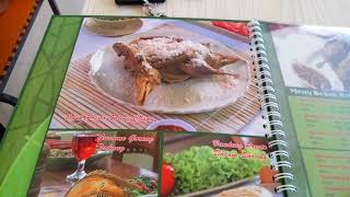 Daftar menu di Ayam Tulang Lunak Hayam Wuruk. 