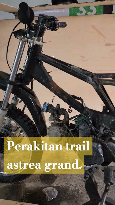 Proses perakitan motor Astrea grand jadi trail .