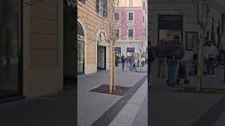 Ang saya ng mga bata nakakita ng Jollibee sa Vatican, Italy #jollibee #vatican #food ##foodie