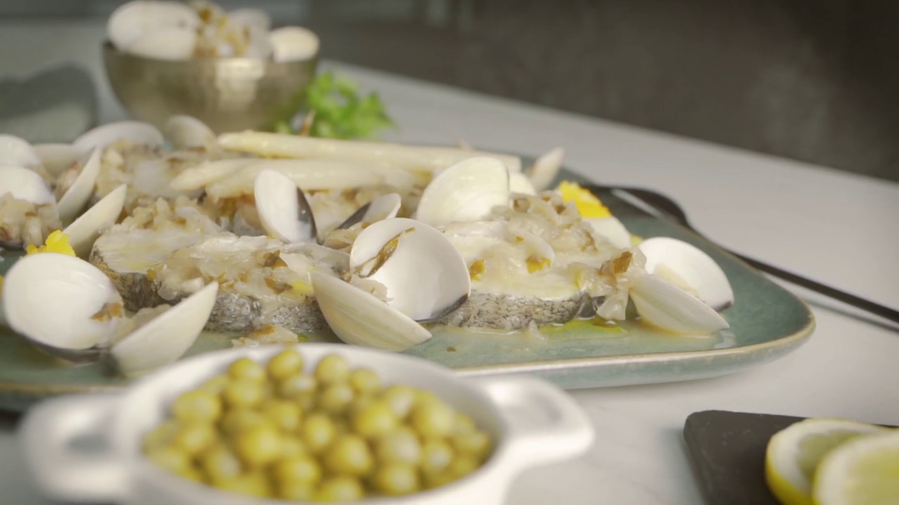 Cómo hacer merluza en salsa verde | Receta Mambo - YouTube
