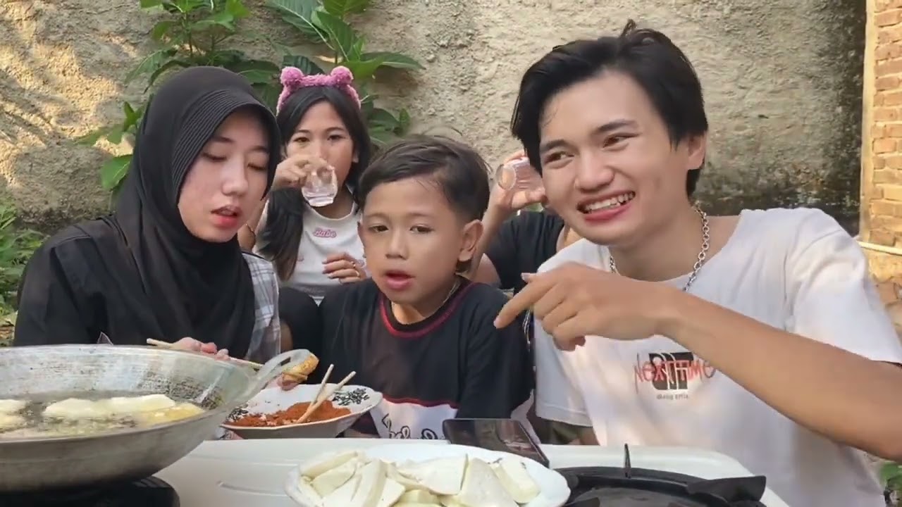 MUKBANG HAHU HOHENG YANG LAGI VIRALL !! BARENG KELUARGA CAMER SERU BANGET😂￼