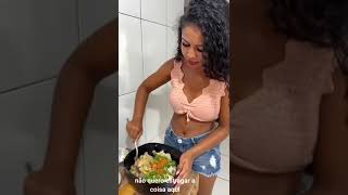 Jaqueline Souza Preparando Uma Galinha Caipira