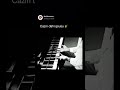 Slim Gaillard 1962-ci ildə pianoda qeyri-adi şəkildə, tərs əllərlə ifa edərək belə ritmi qoruyur.