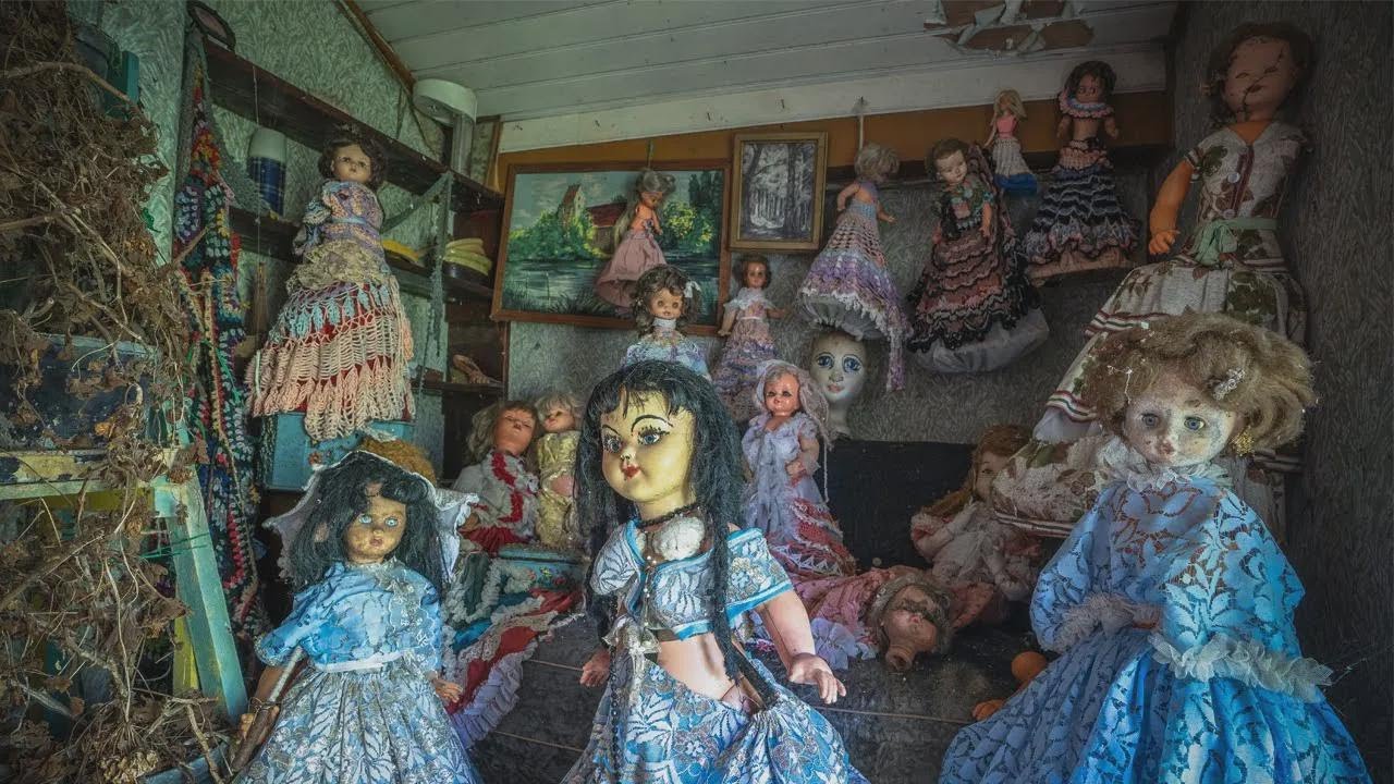 Casa părăsită și înfricoșătoare a unui păpușar