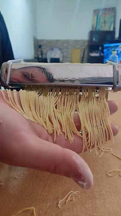 haciendo fideos con máquina de fideos