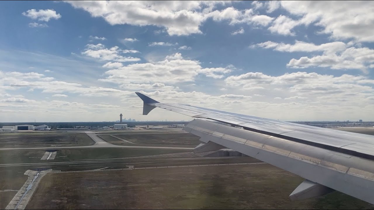 United Landing in Houston Intercontinental Airport Airbus A319
