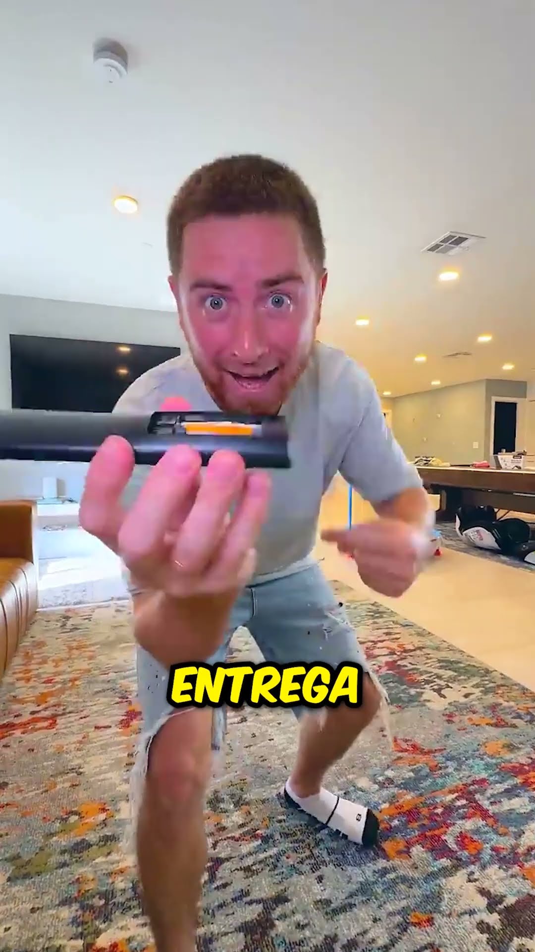 ¡Qué sucede cuando ella abrió el control remoto y no podía creer lo que faltaba! #shorts