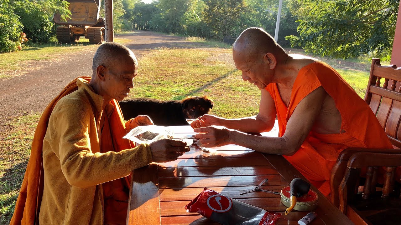 องค์หลวงพ่อหนุน พาองค์หลวงพ่ออาจินต์ เยี่ยมชมที่พักของหลวงพ่อท่านและชมวัตถุมงคล (บันทึก 24 พย. 64)