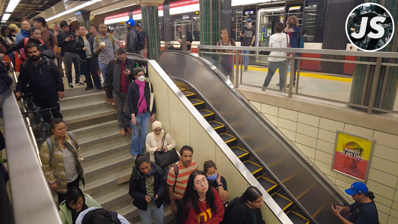 Line 2 Closure Toronto Transit Sudden Line 2 Closure | Spadina Station Walk - YouTube