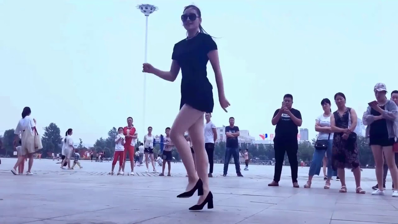 Песня танец ног. Китайская танцовщица Цинцин. Цин Цин танцует шафл. Ван Сяо Цин танцовщица. Цинцин танцовщица шафл.