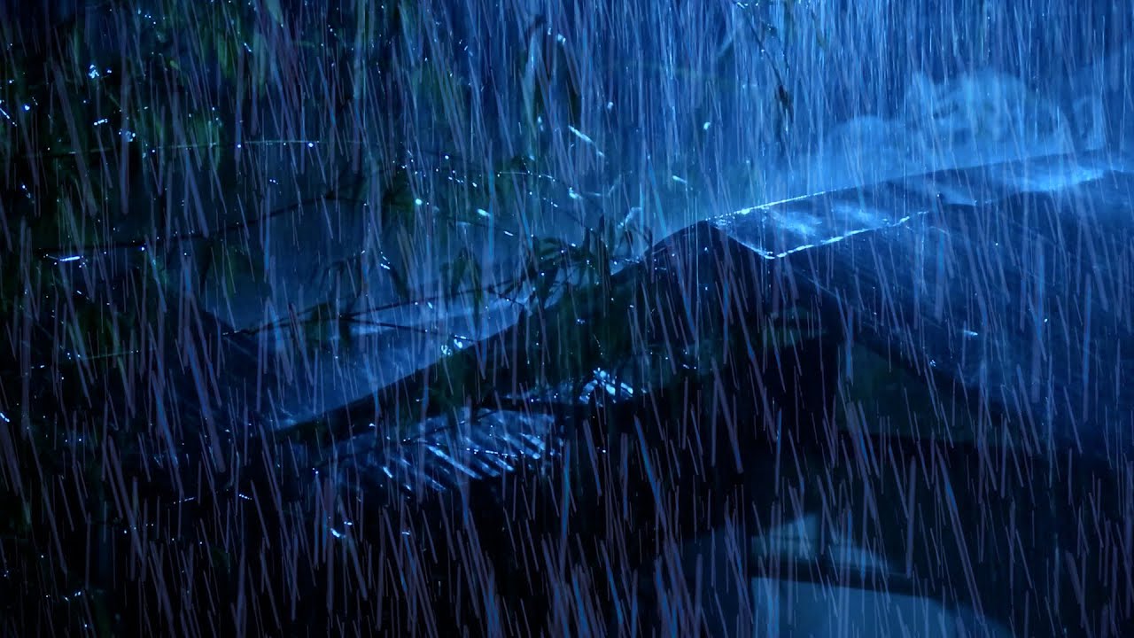 Засыпайте быстро под сильный ливень и гром на жестяной крыше ночью.