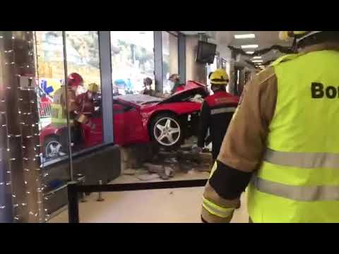 Estrellan un Ferrari contra un centro comercial en Andorra.