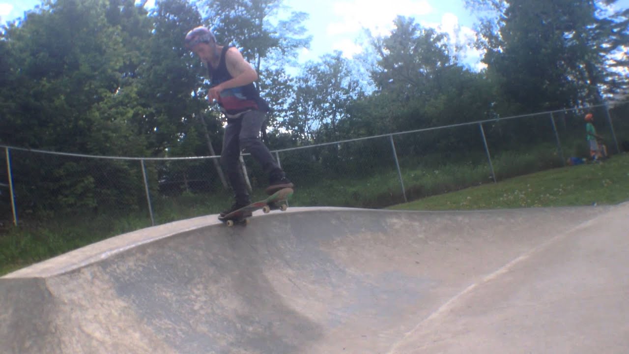 Amherst skatepark : Justin Dimichele with a fakie nosestall to revert and fakie 360 !!