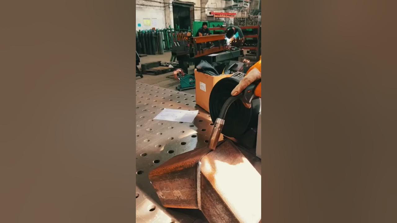 Сварка полуавтоматом без газа для новичков. Сварка профильной трубы полуавтоматом с углекислотой. уроки электросварки для начинающих видео. как варить профильную трубу полуавтоматом без газа. как варить трубу полуавтоматом.