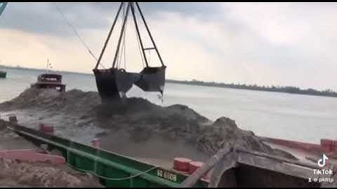 Khai thát cát trên sông tiền