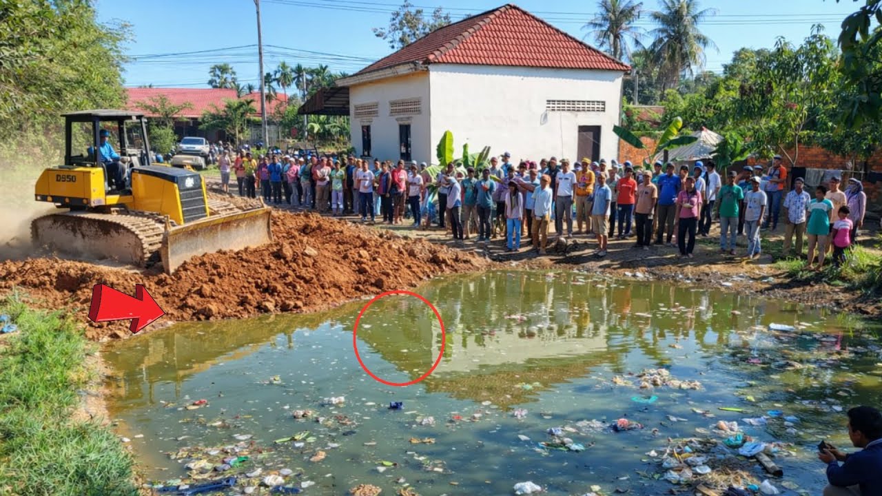 +Great new project!! Complete 100% clearing, pushing soil, garbage in water the houses by Bulldozer