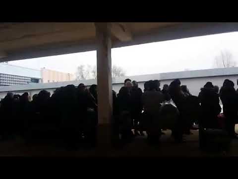 Луганск. Очередь на автобус в Станицу-Луганскую.