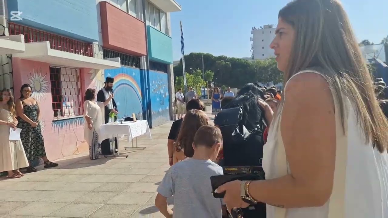 أجواء المدارس ف اليونان 🇬🇷اوربا  اول يوم وعادات اليونانين وطقوسهم❤️#اكسبلور 