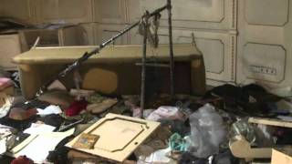 Hundreds of Libyans flock to Kadhafi residence
