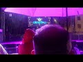 DJ Albertino che suona mentre piove