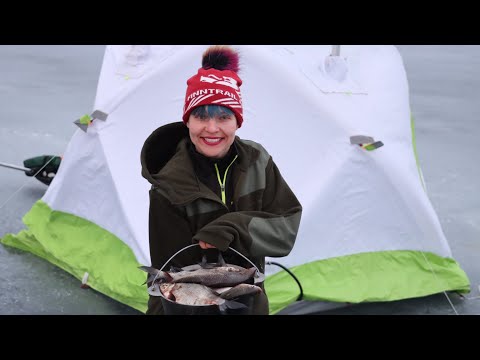 Нашла старые лунки, чтобы поймать! Лещ смотрит в глаз под водой! Зимняя рыбалка 2022. #303