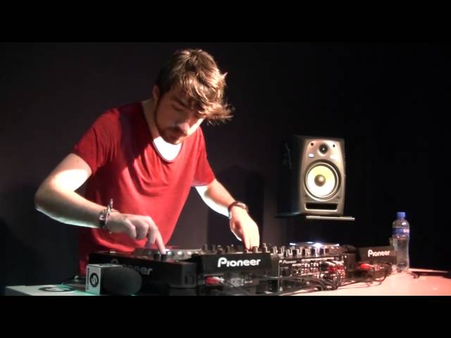 Oliver Heldens live @ Spinnin Records HQ class=