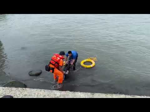 1名女子在彌陀港落海，呼救聲傳進彌陀港安檢所後，海巡與民眾合力將其救起。