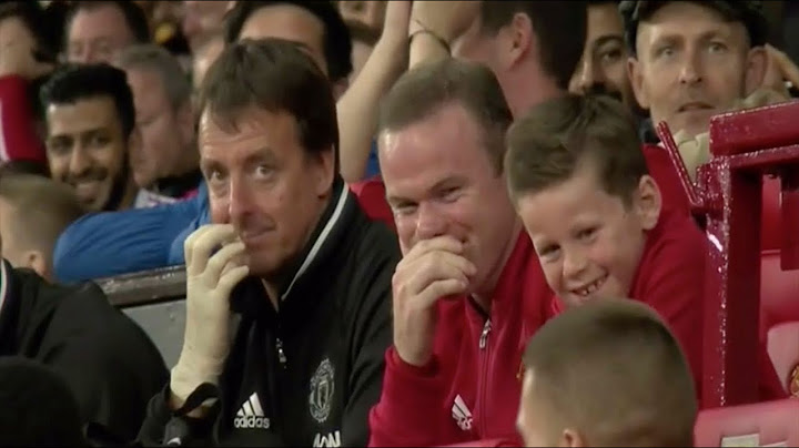 Wayne Rooney ● Laughing at Memphis Depay's failed bicycle-kick attempt.