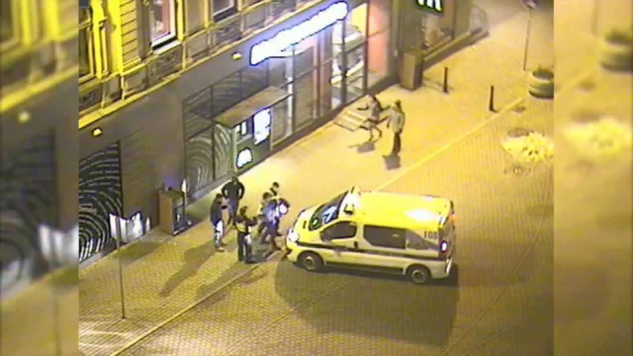 Rīgas pašvaldības policija aiztur jaunieti kurš taksometram izsit lukturi