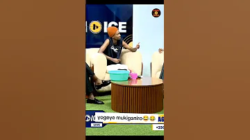 Gatogo Aje Mukiganiro Yambaye Isume 