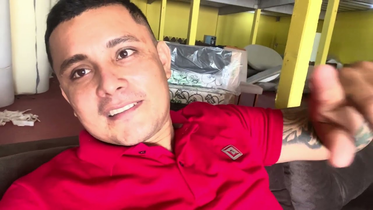 Artur assistindo no ￼sofá