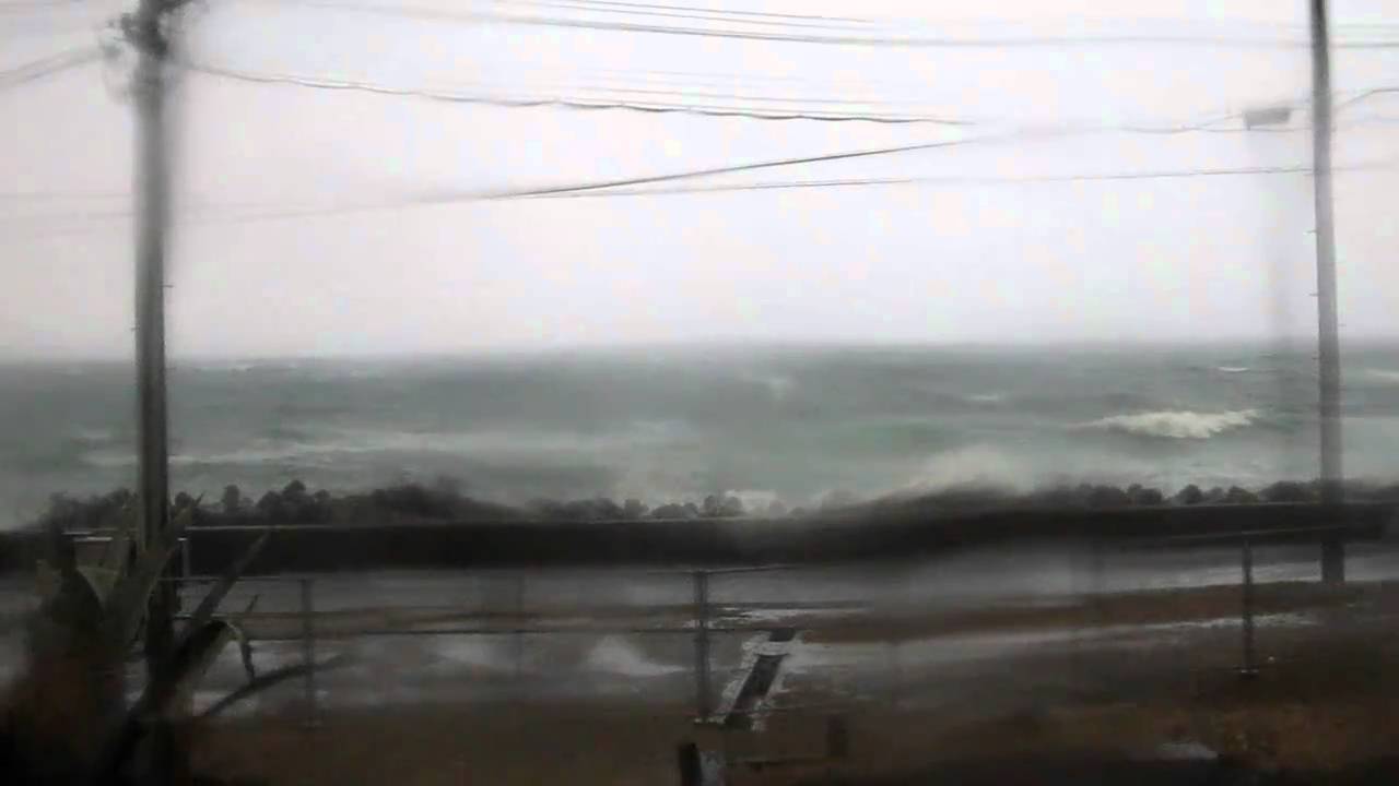 大荒れの日本海 - YouTube