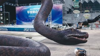 Uncle brought in a big snake alone to protect the students!