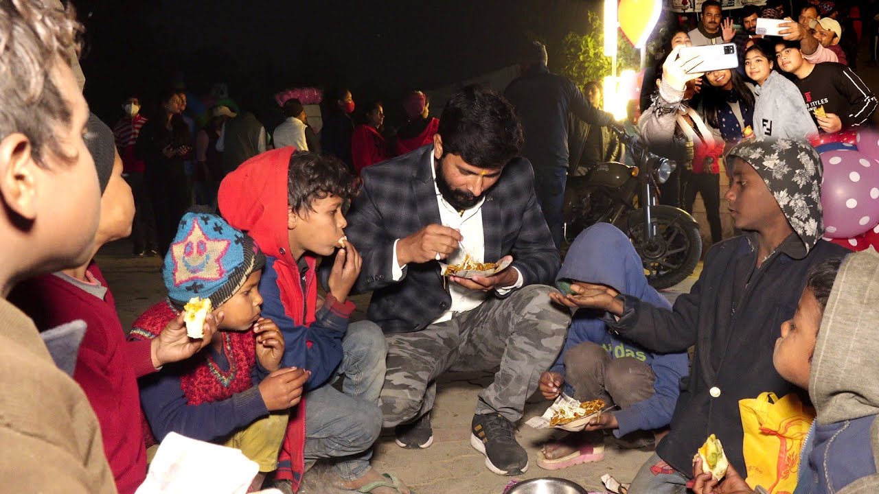 रोड के किनारे बर्बाद होता हुआ बचपन ? Very Heart touching Video // Murliwale Hausla