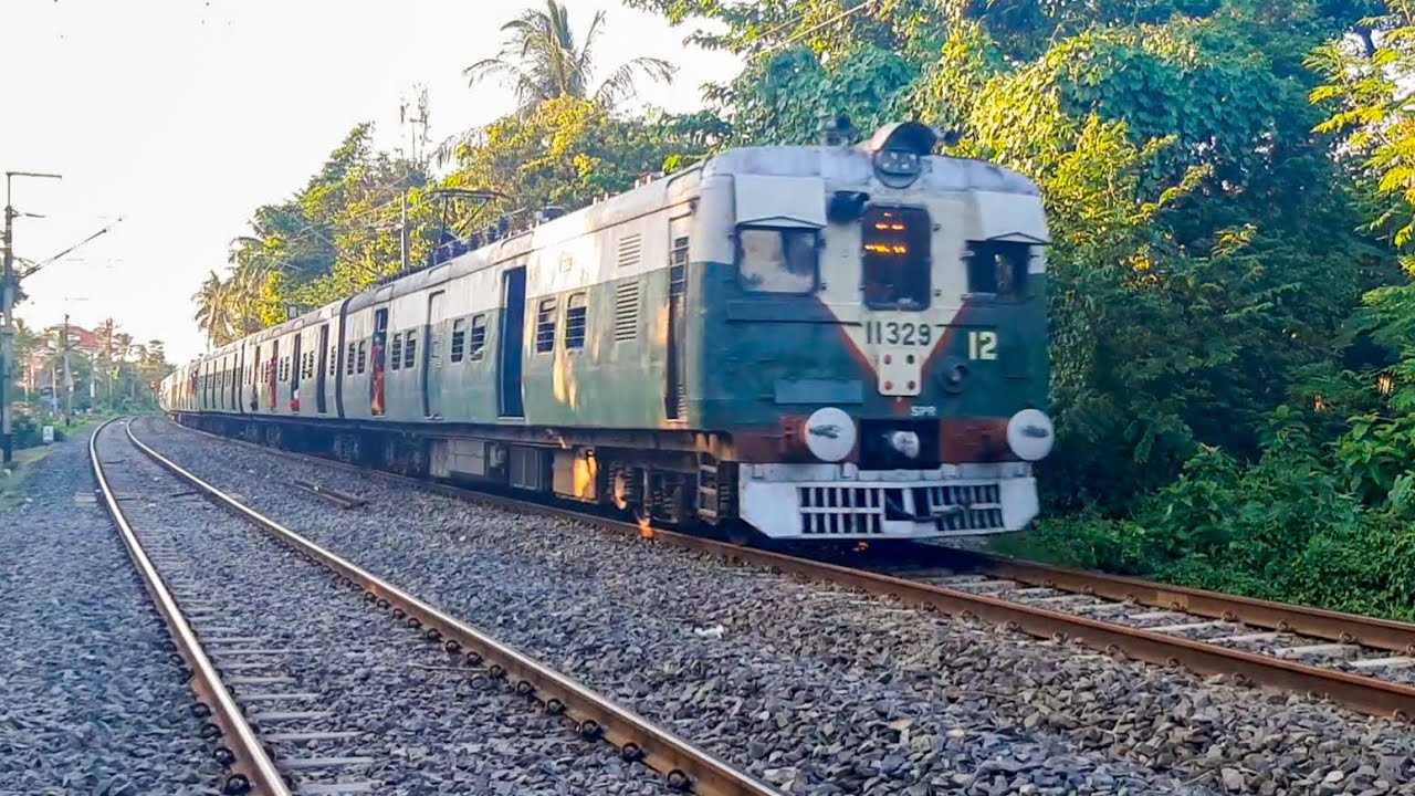 Kolkata Suburban's Old Traditional EMU Local Train Rake /// Sealdah ...