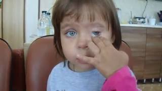 В 2 года дочка сама научилась вынимать глазной протез