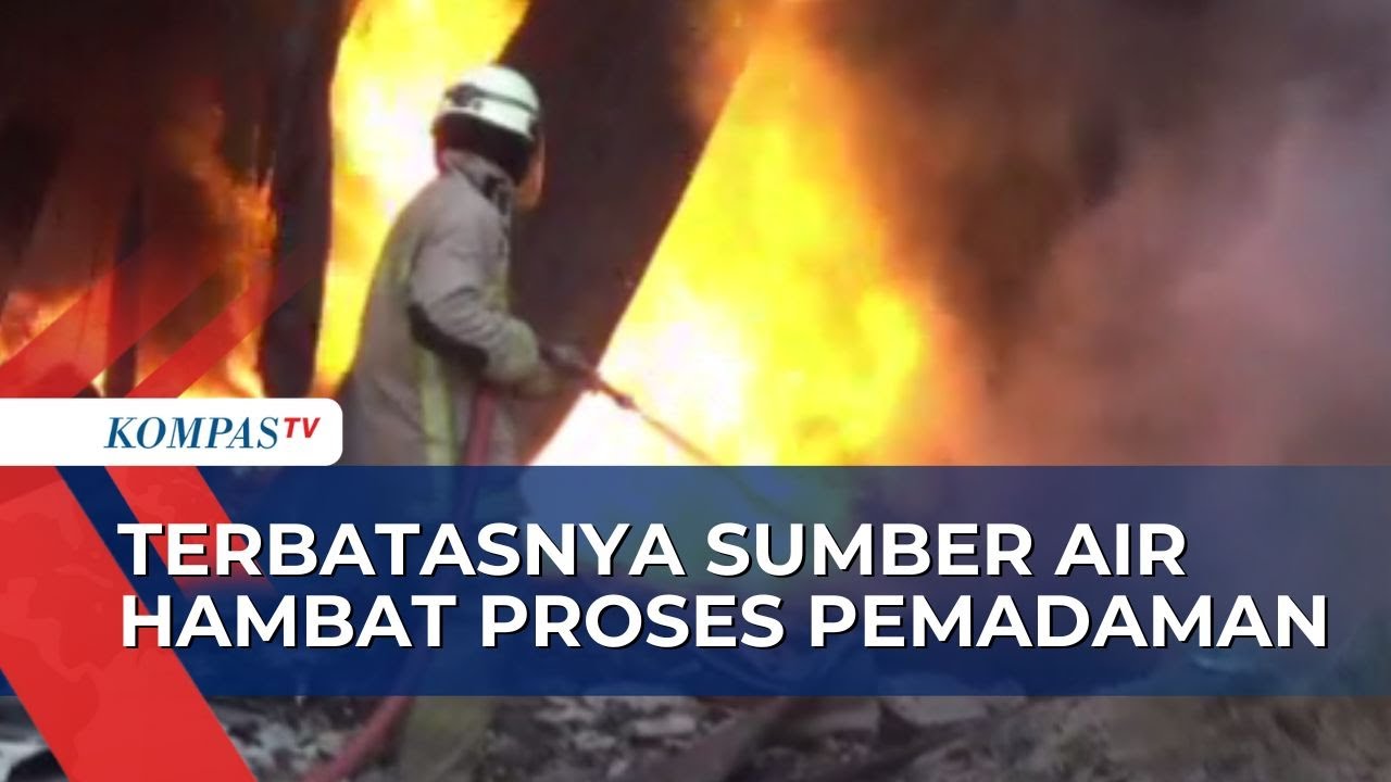 Asap Tebal Membumbung Tinggi Akibat Kebakaran 2 Bangunan Gudang di ...