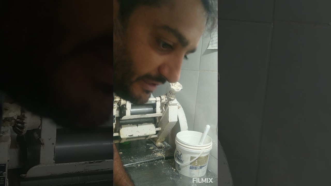 fazendo massa de pastel