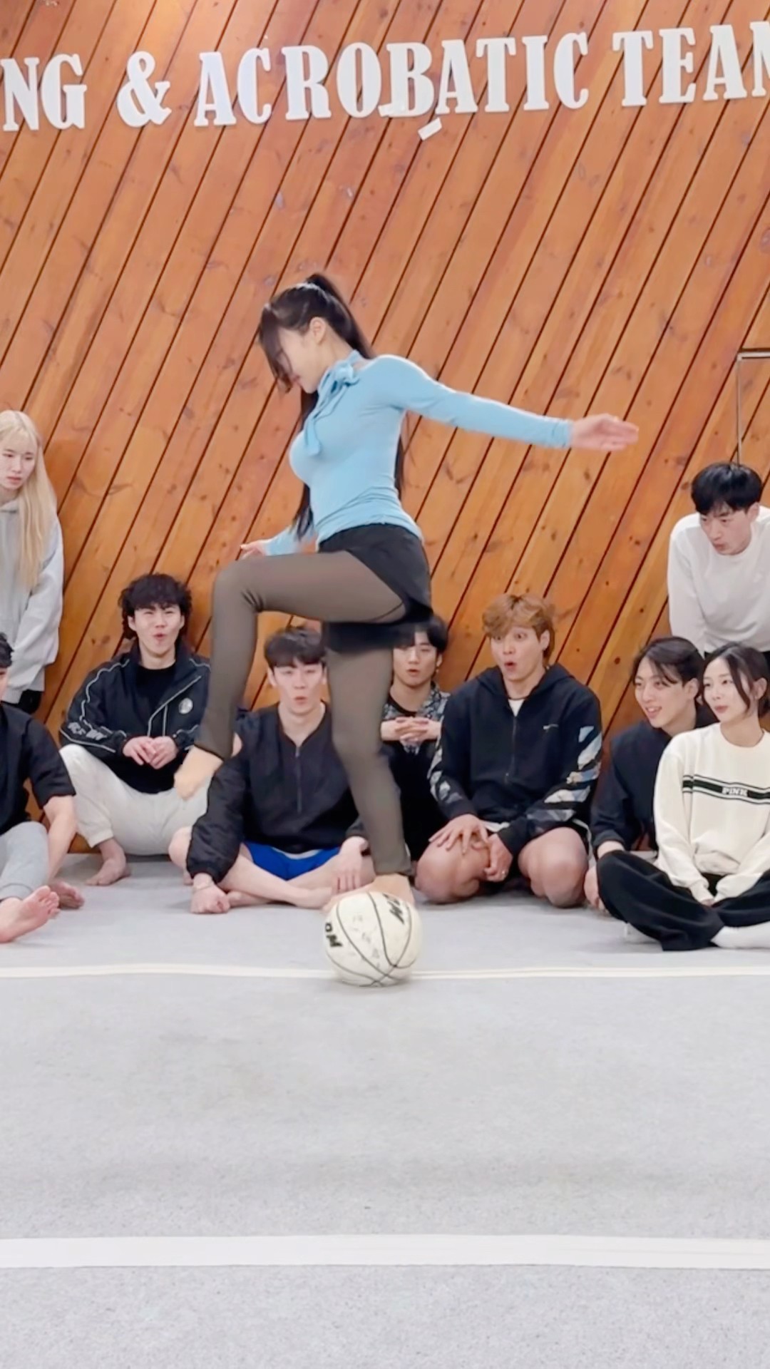 공 위에서 앉기⁉️? Ball Challenge
