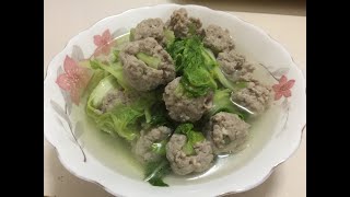 cooking pork meatballs with cabbage curly soup/ស្ងោរស្ពៃក្រញាញ់ជាមួយសាច់ជ្រូកចិញ្ច្រាំ